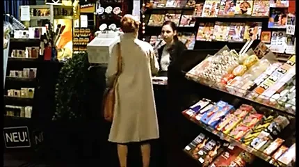 Женщина посещает секс-шоп для просмотра порно