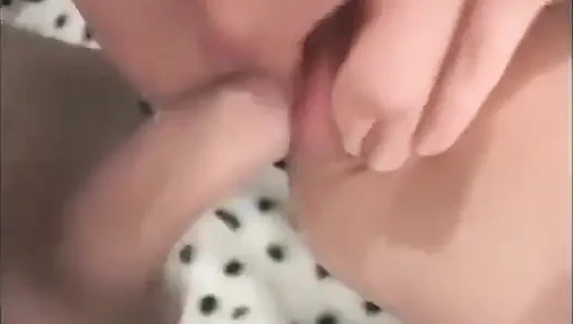 Noemy amına yarak alıyor ve sonra derinden emiyor