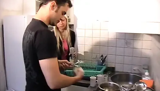 Ev kölesi mutfağı temizlemeli