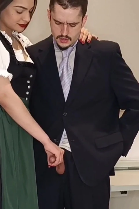 Geleneksel Avusturyalı dirndl giyiyor ve onu sıvazladı