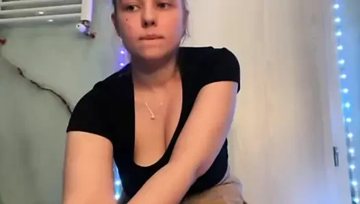 Jucielussie ile yakın çekim fışkırtıyor ve sıkı amcığını parmaklıyor