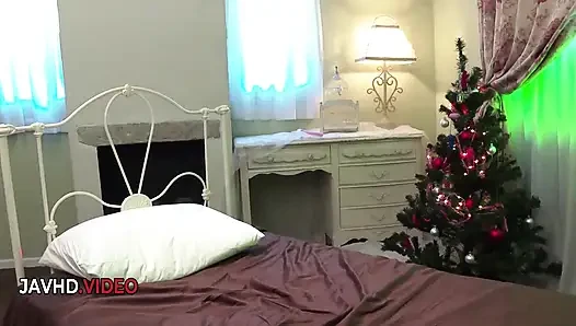 Mika Hatori adamın sert yarağı ve taşakları tarafından baştan çıkarılıyor