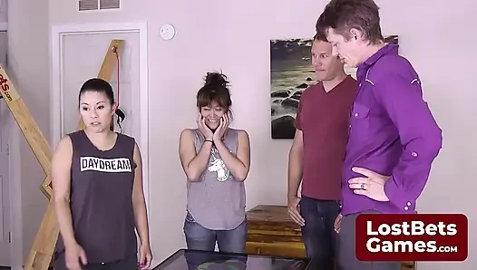 Leilani, Tessa, Jake ve Jesse flört halinde soyunup şişeyi döndürüyor