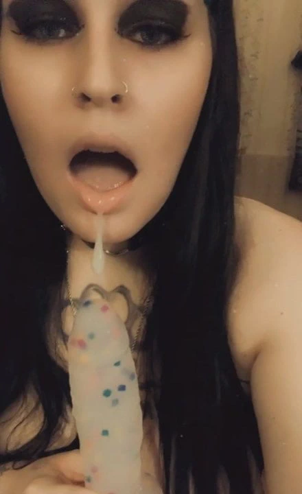 Goth sürtük tavşan veren ona sevimli yapay penis yarım yamalak kafa