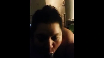 Saboreando barra de chocolate