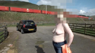 Sharron pistlerde üstsüz