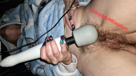 Gecenin ortasında yoğun bir orgazm için büyük bir arzuyla uyandım