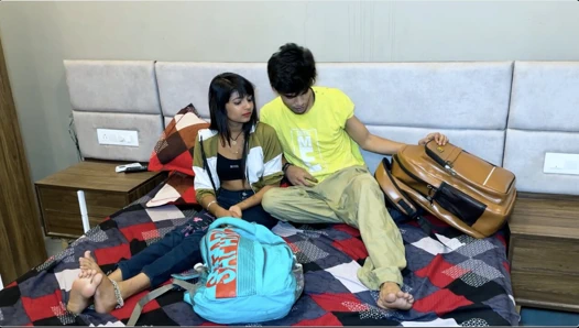 Kadın arkadaş grup çalışması için eve davet edildi