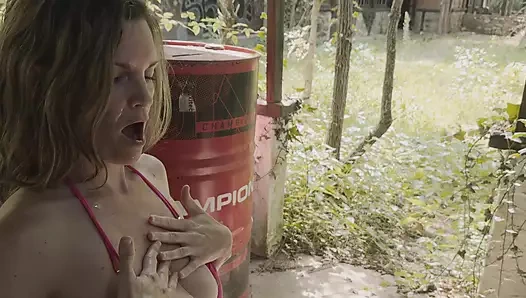 Çok ateşli orta yaşlı seksi kadın terk edilmiş bir evde onu sikiyor