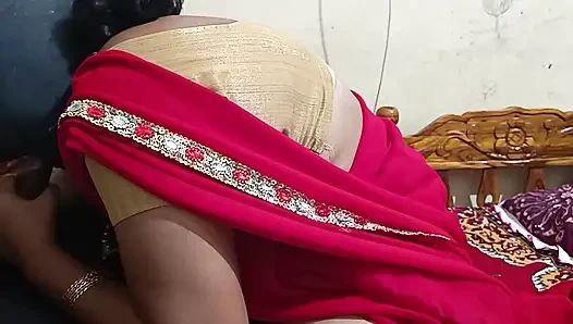 Azgın komşu teyzem genç bir adamı baştan çıkarıyor genç oğlan Telugu sesiyle sikişiyor