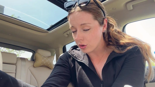 Arabamın arka koltuğunda pembe dildoyla mastürbasyon