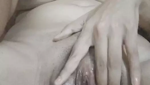 Bir kez daha evde yalnız ve mastürbasyon yapma fırsatını değerlendiriyor