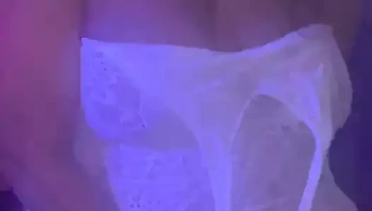 Christyhtt69 büyük götünü gösterir ve yapay penis üzerinde seviyor