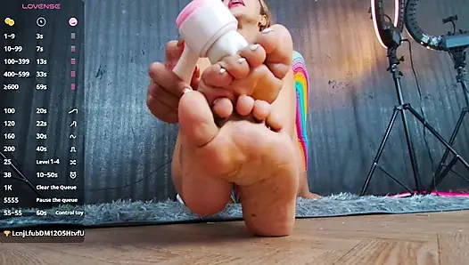 A MILF WHO KNOWS HOW TO USE HER FEET!!