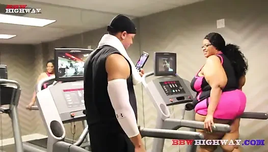 İRI GÖĞÜSLÜ ZENCI IRI GÜZEL KADıN SERT YARAK ALıYOR