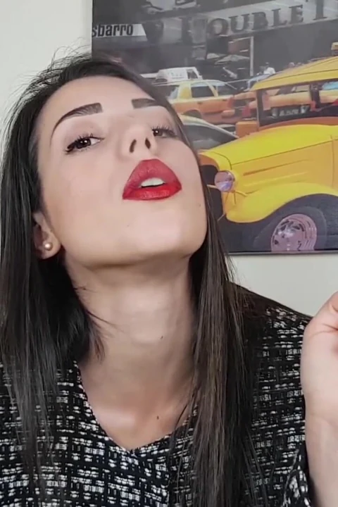 İtalyan güzel sigara içmeyi seviyor