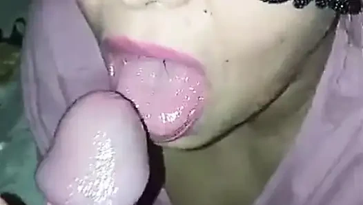 Baskın bir bakış açısı oral seks ve ağzına boşalma ve yutma. Onun yarağını emmeyi seviyorum! Ağzıma boşalması hoşuma gidiyor!