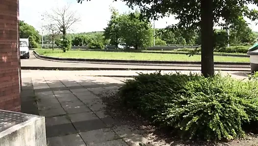 Baisee sur une aire d'autoroute