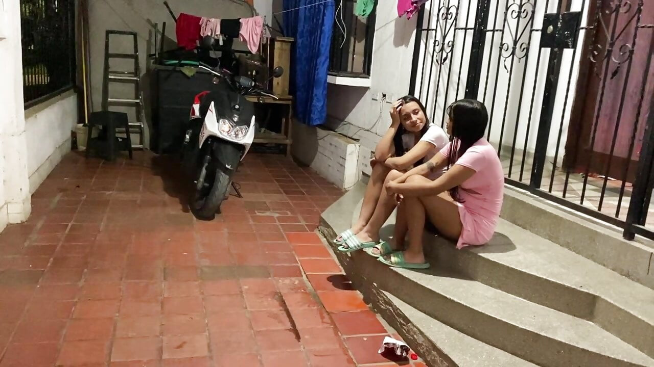 Ebeveynlerimiz bir geziye çıkıyor, üvey kardeşim azgın ve iyi bir kedi yalama ile onun ateşini alıyorum