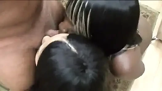 İki genç kız ofiste yarak emiyor