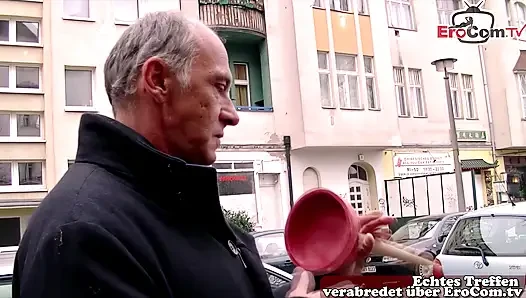 Alman yaşlı ev hanımı sokakta flört ediyor ve sikiliyor