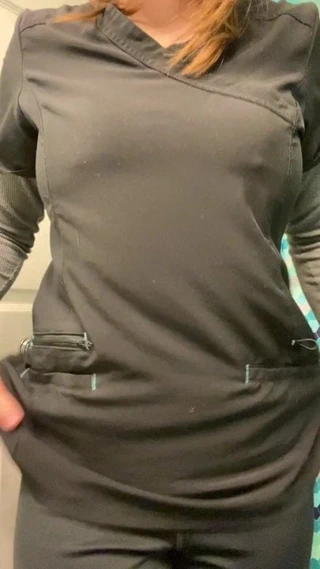 Dentiste montre ses seins