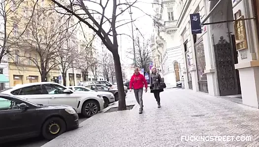 Lezzetli sarışın özel fotoğraf çekimine davet edilir