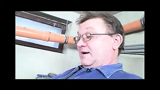 Güzel sarışın genç kız yaşlı ve edepsiz bir adam tarafından sikiliyor