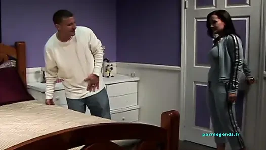 Lisa ann: Koyu saçlı güzellik arkadan sikiliyor. (Yayınlanmamış)