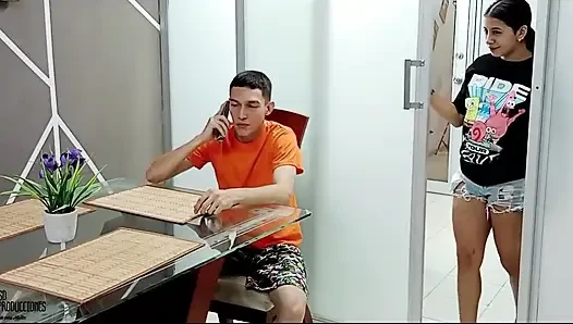 Üvey erkek kardeşim bir fahişenin onu emmesini istedi ama ben onu ücretsiz emdim! Sevdim! Tam Hikaye