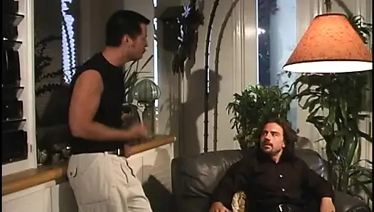 Sıkı vücutlu hatun merdivenlerde derin sikişmeyi seviyor