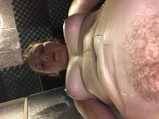 Üvey anne küvette süper terlerken seksi yumuşacık küçük göbeğiyle oynuyor