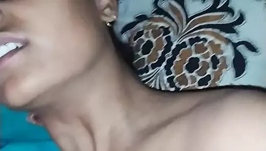 Rajasthani hema ile küçük tayt ve küçük kedi