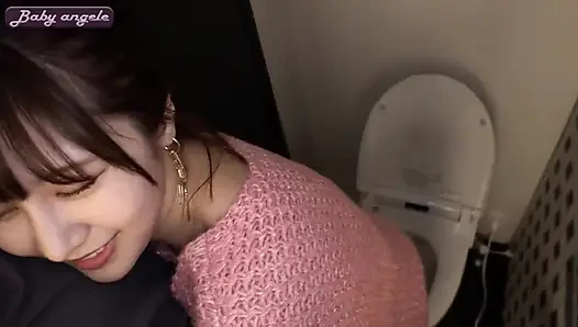 Beklenmedik fışkırtma patlaması. Pembe meme uçları ham pistonlu dölleme tarafından eziliyor bölüm 1