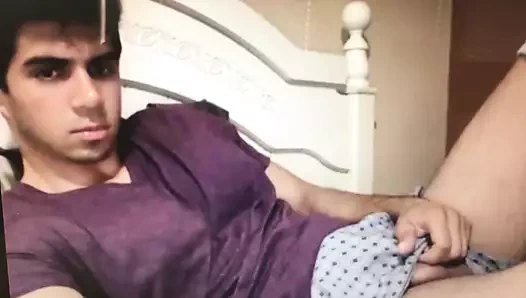 sevimli arap çocuk masturbasyon üzerinde yatak 1