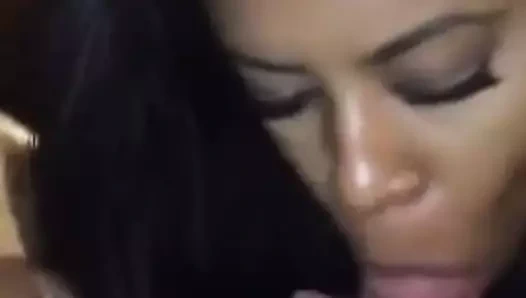 Mignonne petite black avale le sperme dun blanc avec le sou