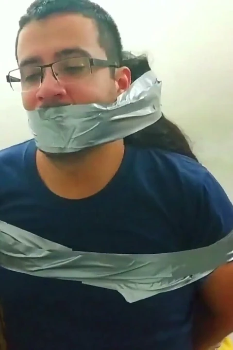 Dırdır eden çift için ağız ve koli bandı terapisi!