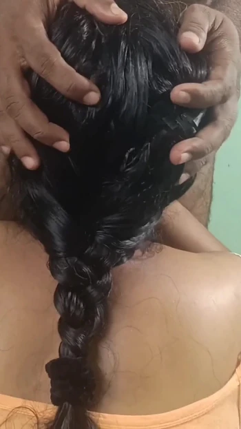 Красивые пары делают домашнее романтичное окно сбоку от задних позы