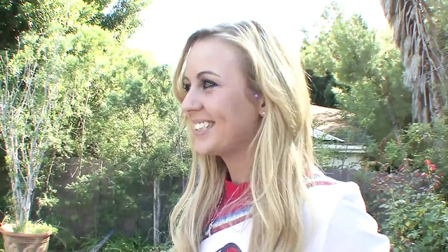 Genç kız 2 kişisel eğitmenle evde iyi vakit geçiriyor