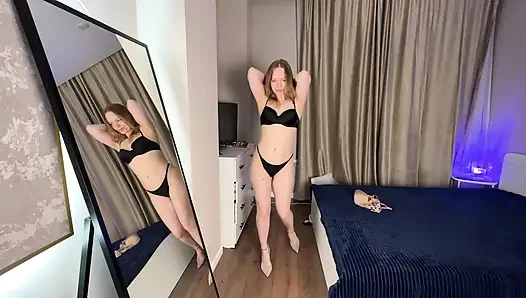 Мачеха мастурбирует перед камерой и переодевается