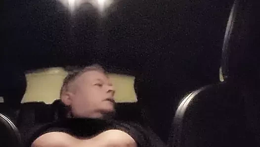 Akşam halka açık otoparkta mastürbasyon