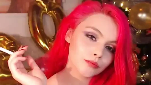 tatlı kızıl saçlı kız sigara