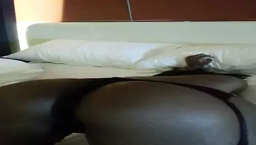 Karımın benim ve bir arkadaşım için twerk yapmasını izliyorum