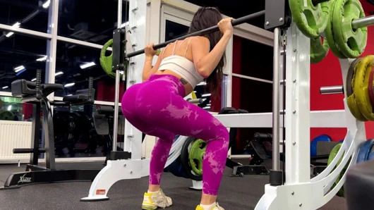 Tombul götlü fitness eğitmenini aldı ve onu yatağımda çok sert siktim