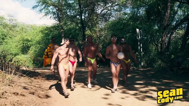 Sean Cody - güneşten öpülmüş sürtükler döl çöplüğünün göt deliğine birden fazla boşalmayla biten vahşi bir grup seks için plajdan yatağa gidiyor