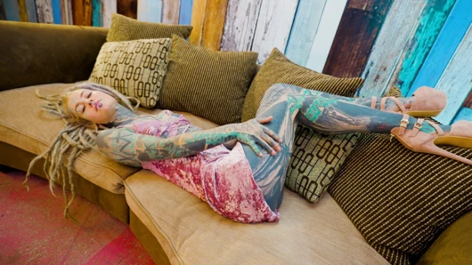 Dreadlocked inked girl anal kovboy kız