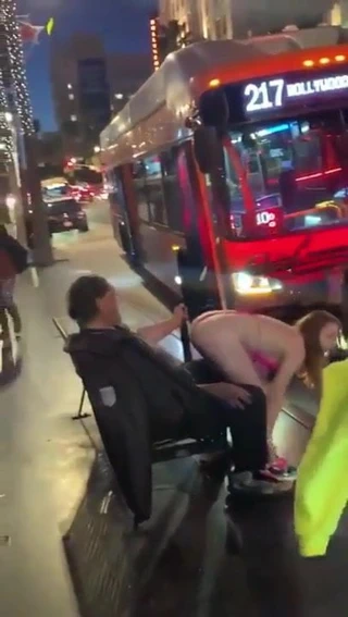 Şanslı yaşlı adam halka açık küçük bir performansın tadını çıkarıyor