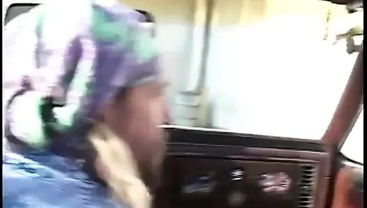Adam sevimli bir bebeği sikiyor ve sikini emdirdikten sonra onu dölletir