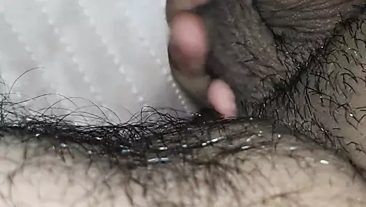 Üvey anne battaniyenin altında üvey oğlunun yarağını nazikçe sıvazlıyor