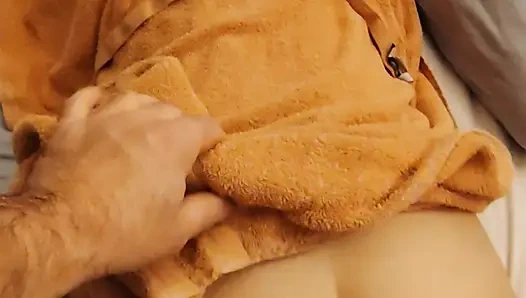 Sürpriz, üvey kız kardeşim odamda havlu içinde! Onun üzerine boşalma zamanı!